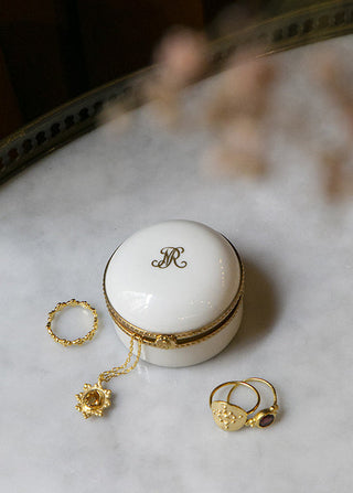 Boîte à bijoux sertie en porcelaine blanche signée Alix D. Reynis, création artisanale française d’une élégance intemporelle, proposée par Coton en Herbe.