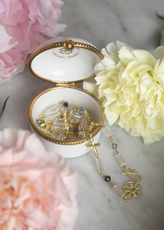 Boîte à bijoux sertie en porcelaine blanche signée Alix D. Reynis, création artisanale française d’une élégance intemporelle, proposée par Coton en Herbe.