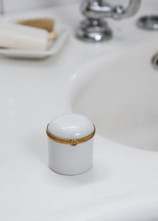 Boîte haute sertie en porcelaine blanche signée Alix D. Reynis, création artisanale au design raffiné, proposée par la boutique Coton en Herbe.