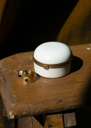 Boîte à bijoux sertie en porcelaine blanche signée Alix D. Reynis, création artisanale française d’une élégance intemporelle, proposée par Coton en Herbe.