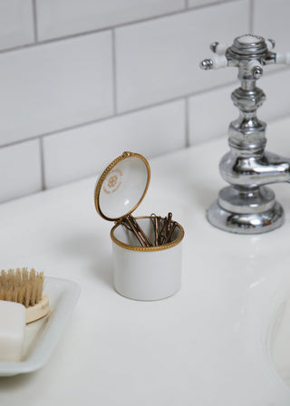 Boîte haute sertie en porcelaine blanche signée Alix D. Reynis, création artisanale au design raffiné, proposée par la boutique Coton en Herbe.