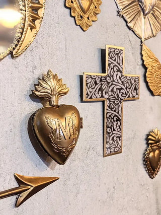 Boîte Cœur Mona en métal doré signée Boncoeurs, création artisanale élégante et symbolique, célébrant la lumière et l’amour, proposée par la boutique Coton en Herbe.
