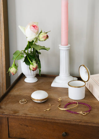 Boîte haute sertie en porcelaine blanche signée Alix D. Reynis, création artisanale au design raffiné, proposée par la boutique Coton en Herbe.