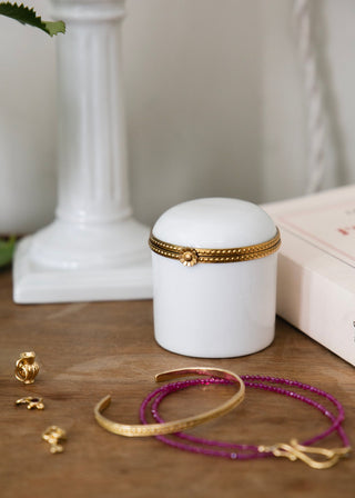 Boîte haute sertie en porcelaine blanche signée Alix D. Reynis, création artisanale au design raffiné, proposée par la boutique Coton en Herbe.