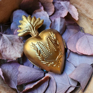 Boîte Cœur Mona en métal doré signée Boncoeurs, création artisanale élégante et symbolique, célébrant la lumière et l’amour, proposée par la boutique Coton en Herbe.
