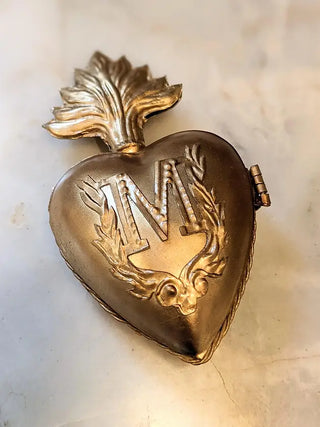 Boîte Cœur Mona en métal doré signée Boncoeurs, création artisanale élégante et symbolique, célébrant la lumière et l’amour, proposée par la boutique Coton en Herbe.