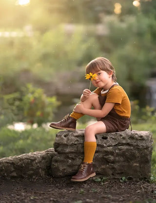 Enfant portant des bottes hazelnut Petit Nord en cuir marron, chez Coton en Herbe