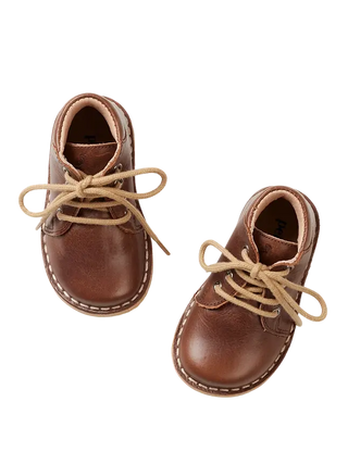 Bottes marron en cuir écologique avec lacets, vue de dessus, Petit Nord chez Coton en Herbe
