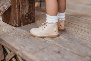 Bottes scallop boots cuir blanc Petit Nord Coton en Herbe