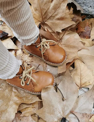 Bottes Scallop Boot en cuir portées par un enfant, chez coton en Herbe