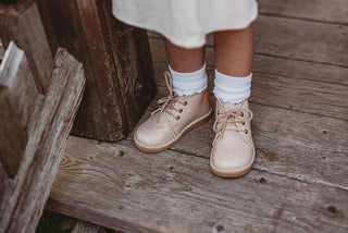 Bottes scallop boots cuir blanc Petit Nord Coton en Herbe