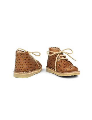 Bottes enfant en cuir cognac perforé à fleurs, modèle Scallop Boot Flower Petit Nord Chez coton en Herbe
