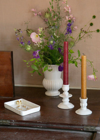Bougeoir Godron en porcelaine fine signé Alix D. Reynis, au design élégant et intemporel, disponible chez Coton en Herbe