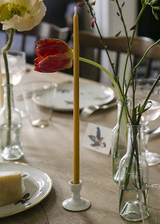 Bougeoir mini modèle Louis XVI en porcelaine blanche, Alix D reynis  proposé par la boutique Coton en Herbe.