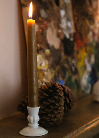 Bougeoir Godron en porcelaine fine signé Alix D. Reynis, au design élégant et intemporel, disponible chez Coton en Herbe