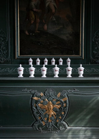 Bougie Napoléon parfumée Oratorio en porcelaine de Limoges signée Alix D. Reynis (40 h, notes d’encens), présentée par la boutique Coton en Herbe.