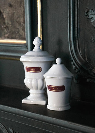 Bougie Napoléon parfumée Oratorio en porcelaine de Limoges signée Alix D. Reynis (40 h, notes d’encens), présentée par la boutique Coton en Herbe.