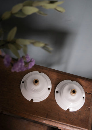 Cache domino Rosace en porcelaine blanche signé Alix D. Reynis, accessoire mural décoratif et raffiné proposé par la boutique Coton en Herbe.