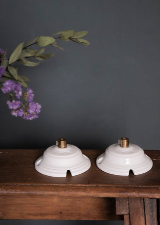 Cache domino Rosace en porcelaine blanche signé Alix D. Reynis, accessoire mural décoratif et raffiné proposé par la boutique Coton en Herbe.