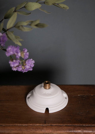 Cache domino Rosace en porcelaine blanche signé Alix D. Reynis, accessoire mural décoratif et raffiné proposé par la boutique Coton en Herbe.