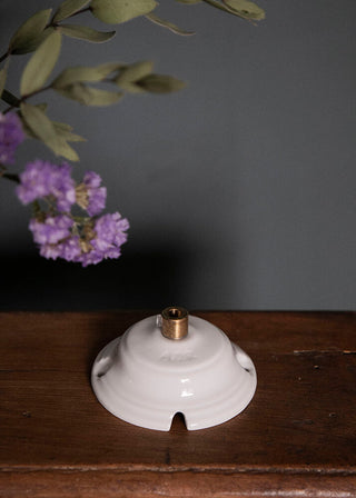 Cache domino Rosace en porcelaine blanche signé Alix D. Reynis, accessoire mural décoratif et raffiné proposé par la boutique Coton en Herbe.