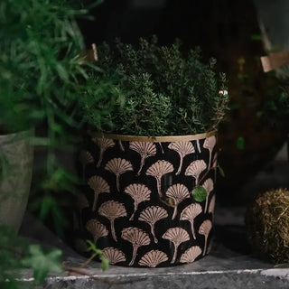 Set de 3 cache-pots en métal doré signé Boncoeurs, créations artisanales décoratives au charme intemporel, proposées par la boutique Coton en Herbe.