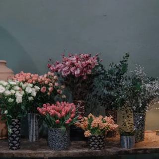 Set de 3 cache-pots en métal doré signé Boncoeurs, créations artisanales décoratives au charme intemporel, proposées par la boutique Coton en Herbe.