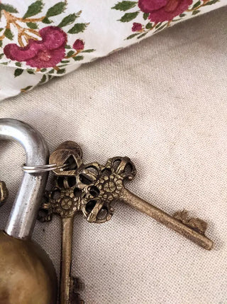 Cadenas Fleur en métal doré signé Boncoeurs, création artisanale élégante et poétique, symbole de douceur et de beauté, proposée par la boutique Coton en Herbe.