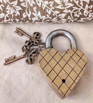 Cadenas Fleur en métal doré signé Boncoeurs, création artisanale élégante et poétique, symbole de douceur et de beauté, proposée par la boutique Coton en Herbe.