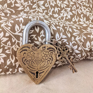 Cadenas Fleur en métal doré signé Boncoeurs, création artisanale élégante et poétique, symbole de douceur et de beauté, proposée par la boutique Coton en Herbe.