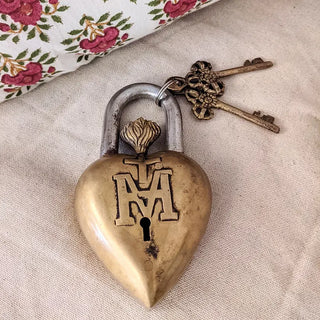 Cadenas Flamme en métal doré signée Boncoeurs, création artisanale inspirée de la lumière et de la ferveur, disponible chez la boutique Coton en Herbe.