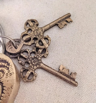 Cadenas Fleur en métal doré signé Boncoeurs, création artisanale élégante et poétique, symbole de douceur et de beauté, proposée par la boutique Coton en Herbe.