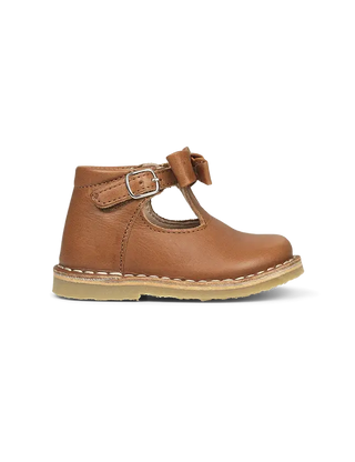 chaussure salome bebe en cuir camel de la marque petit nord, chez coton en herbe