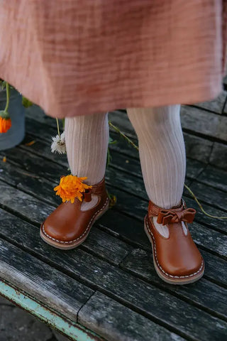 chaussures salome camel petit nord portees par un enfant, coton en herbe