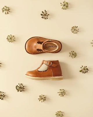 Chaussure salomé enfant Petit Nord, modèle T-Bar Scallop en cuir naturel, coton en herbe