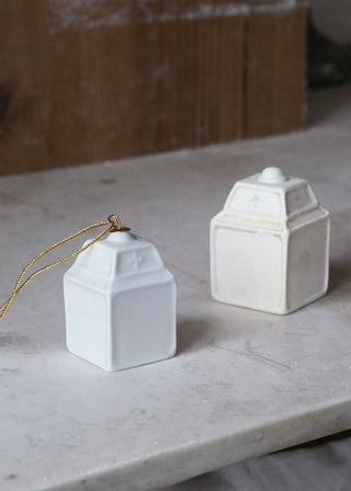 Clochette Paris en porcelaine blanche signée Alix D. Reynis, création artisanale raffinée, disponible chez la boutique Coton en Herbe.