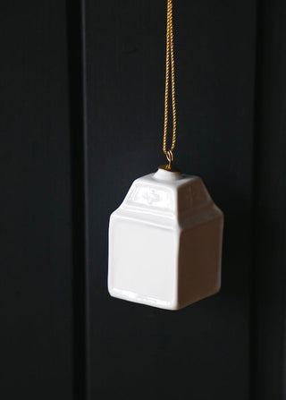 Clochette Paris en porcelaine blanche signée Alix D. Reynis, création artisanale raffinée, disponible chez la boutique Coton en Herbe.