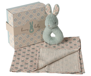 Coffret hochet lapin menthe Maileg, avec lange en coton doux et boite cadeau, parfait pour une naissance ou un cadeau 0–12 mois. Coton en Herbe.