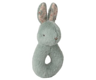 Coffret hochet lapin menthe Maileg, avec lange en coton doux et boite cadeau, parfait pour une naissance ou un cadeau 0–12 mois. Coton en Herbe.