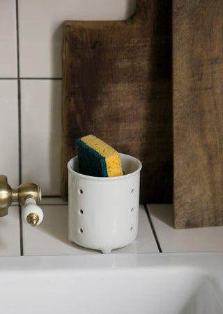Pot à éponge en céramique blanche Alix D. Reynis, pièce artisanale au charme français, proposé par la boutique Coton en Herbe.
