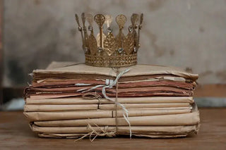Couronne Primo en métal doré signée Boncoeurs, création murale artisanale au charme spirituel et intemporel, proposée par la boutique Coton en Herbe.