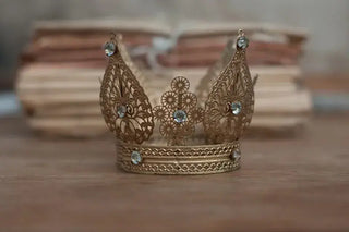 Couronne Secundo en métal doré signée Boncoeurs, création murale artisanale à l’allure sacrée et intemporelle, proposée par la boutique Coton en Herbe.