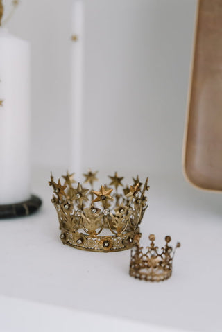 Couronne Star en métal doré signée Boncoeurs, création artisanale murale inspirée du ciel étoilé, disponible chez la boutique Coton en Herbe.