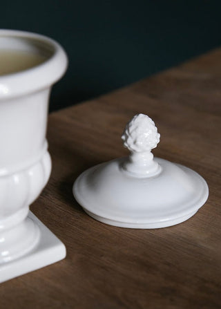 Couvercle de bougie Médicis en porcelaine blanche signé Alix D. Reynis, accessoire artisanal élégant disponible chez Coton en Herbe.