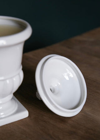 Couvercle de bougie Médicis en porcelaine blanche signé Alix D. Reynis, accessoire artisanal élégant disponible chez Coton en Herbe.