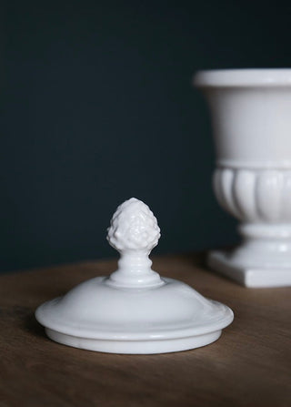 Couvercle de bougie Médicis en porcelaine blanche signé Alix D. Reynis, accessoire artisanal élégant disponible chez Coton en Herbe.