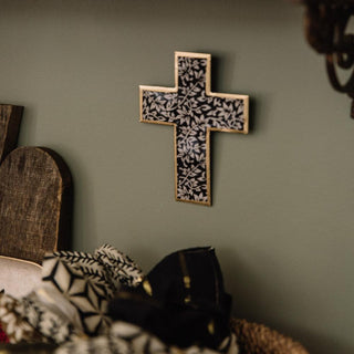 Croix Rameau en métal doré signée Boncoeurs, création artisanale empreinte de lumière et de spiritualité, proposée par la boutique Coton en Herbe.