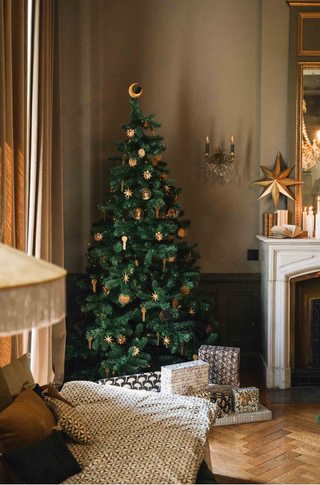 Médaillons La Crèche en métal doré signés Boncoeurs, créations artisanales inspirées de la Nativité, empreintes de lumière et de douceur, proposées par la boutique Coton en Herbe.