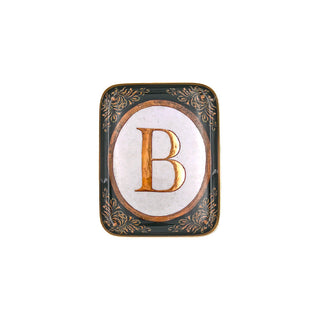 Demi-Plateau Enluminure Lettre B en métal doré signé Boncoeurs, création artisanale inspirée des lettres médiévales, symbole d’élégance et de lumière, proposée par la boutique Coton en Herbe.
