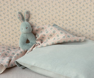 Coffret hochet lapin menthe Maileg, avec lange en coton doux et boite cadeau, parfait pour une naissance ou un cadeau 0–12 mois. Coton en Herbe.